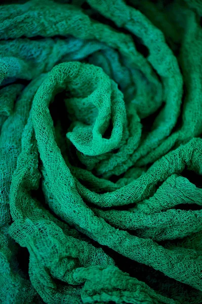 Texturizado, torcido em uma gaze de flor. Verde esmeralda. Fechar — Fotografia de Stock