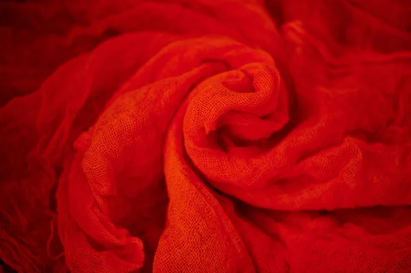 Texturé, tordu en gaze florale. rouge . — Photo