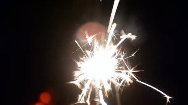 Yanan havai fişekleri. Kutlama duygusu.