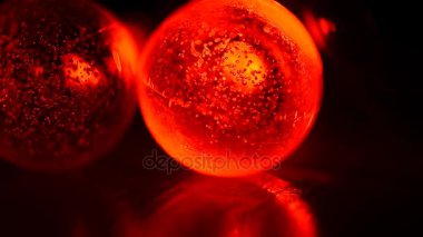 Karanlık bir arka plan üzerinde kırmızı garland, ışığı yanar ve söner. Samimiyet, Festival durum.