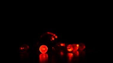 Karanlık bir arka plan üzerinde kırmızı garland, ışığı yanar ve söner. Samimiyet, Festival durum.