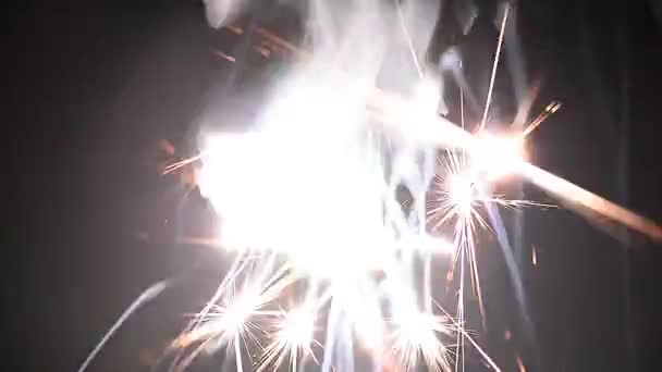 Burning sparklers. A sense of celebration. — Stock Video