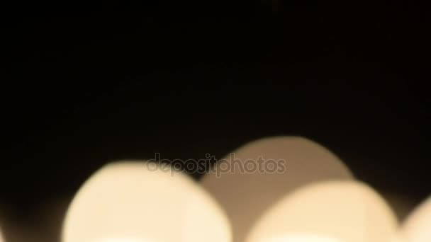 Un sacco di candele accese al buio. Sfocatura, Luce bianca, bokeh — Video Stock