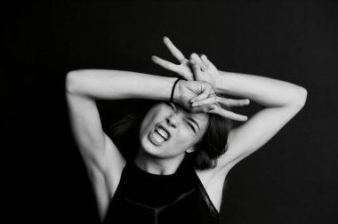 Uzun saçlı genç güzel kız. Bir keçi jesti.