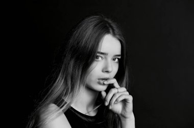 uzun saçlı genç kız. Şehvetli parmak dudak çevresinde .