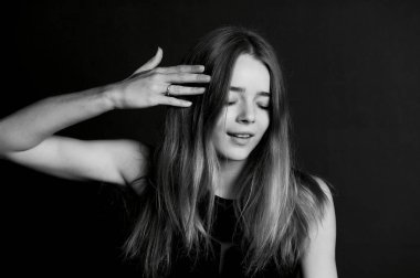 Saç dokunmadan sıska uzun boylu kız modeli görünüm,.