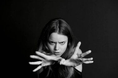 Genç güzel kız elleri ile büyülü geçiş yapar.