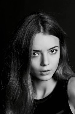uzun saçlı genç kız. Bakılacak yer cesur. BW