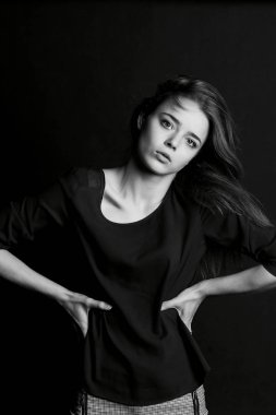 uzun saçlı genç kız. Model, poz,