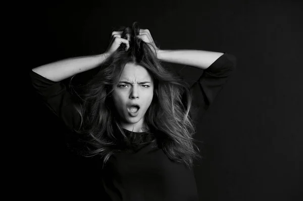 Chica joven con el pelo largo. Una mirada atrevida. BW —  Fotos de Stock