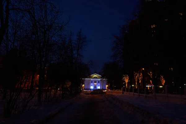 Zhukovsky, Rusya - 11 Aralık 2016: Noel gece aydınlatma House bilim adamları Tsibin. Dekorasyon city Moscow region — Stok fotoğraf