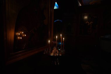 Hıristiyan Kilisesi içinde yanan mumlar. Düşük anahtar.