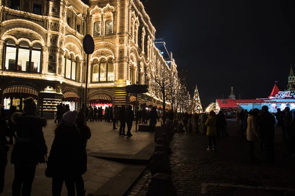 Рождественский центр Москвы. ярмарка на Красной площади и в Санкт-Петербурге вечером — стоковое фото