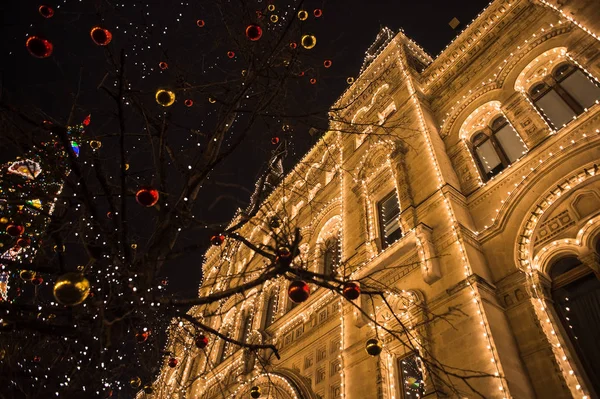 Vánoční centrum Moskvy. veletrh na Rudém náměstí a katedrála svatého nachází v večer — Stock fotografie