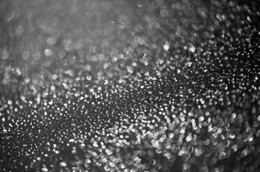 Soyut ışıklar penceresindeki yağmur damlaları. yol ışık bokeh, şehir hayatının içinde yağmur mevsimi geçmiş, su at cam, konsept araba araba yağmur gece fırtına.