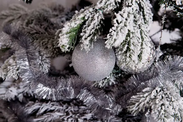 Рождественская елка с серебристым декором — стоковое фото