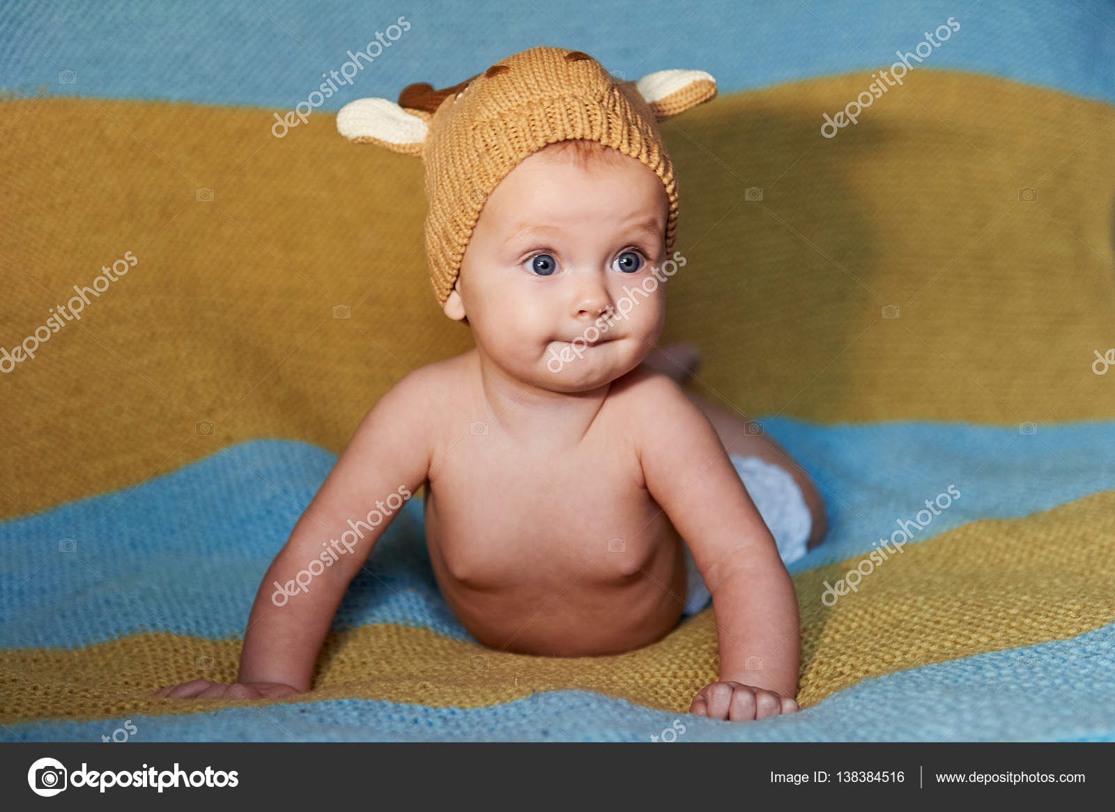 Petit Bebe Nouveau Ne Avec De Gros Yeux Tricot Chapeau Sur Un Fond Uni Image Libre De Droit Par Gf02 Mail Ru C