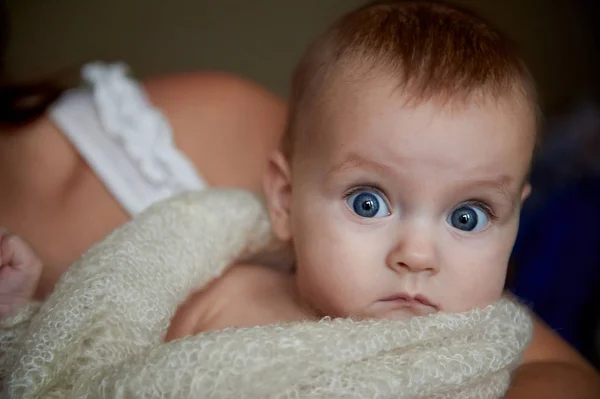 Pequeno bebê recém-nascido com grandes olhos em um fundo liso . — Fotografia de Stock