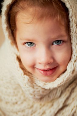 Bebek tıknaz örme için parlak bir atkı sarılı. Portet büyük