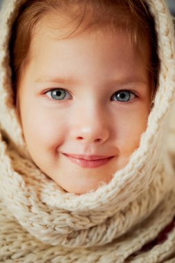 Bebek tıknaz örme için parlak bir atkı sarılı. Portet büyük