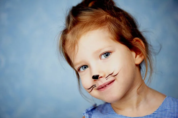 Bebé 3 años con pintura facial de un gato, maullando y sonriendo mirando a la cámara —  Fotos de Stock