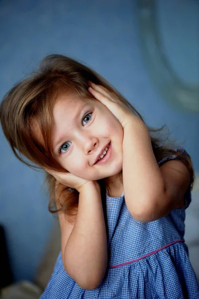 Neposlouchejte zlo. Dítě 3 roky zavře uši ruce — Stock fotografie