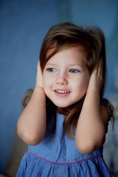 No escuches el mal. Bebé 3 años cierra las orejas manos —  Fotos de Stock