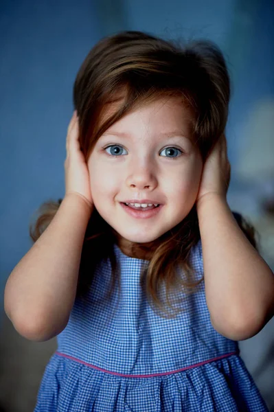 No escuches el mal. Bebé 3 años cierra las orejas manos —  Fotos de Stock