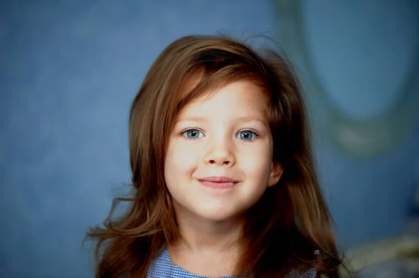Hermosa niña de 3 años con ojos azules y cabello exuberante — Foto de Stock