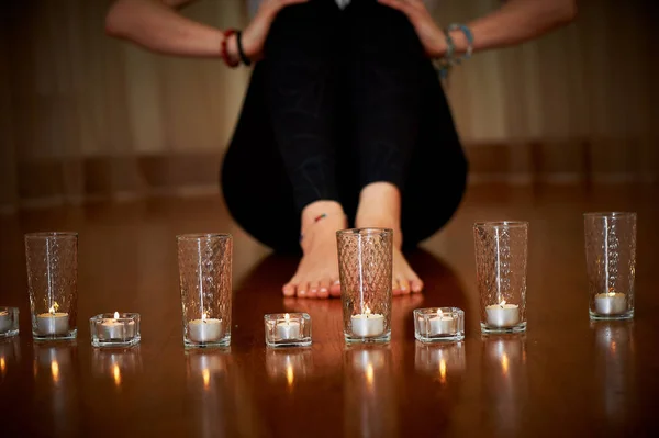 Velas acesas, pés. Relaxamento e ioga, meditação — Fotografia de Stock