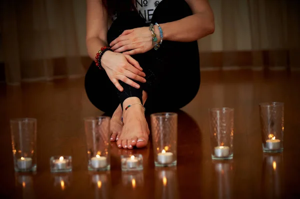Zapalone świece, stopy. Joga, medytacja i relaks — Zdjęcie stockowe