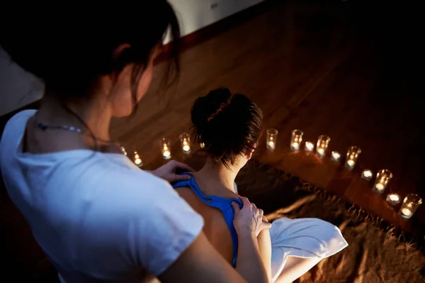 Massagem de ombro de óleo à luz de velas. O estado de relaxamento — Fotografia de Stock