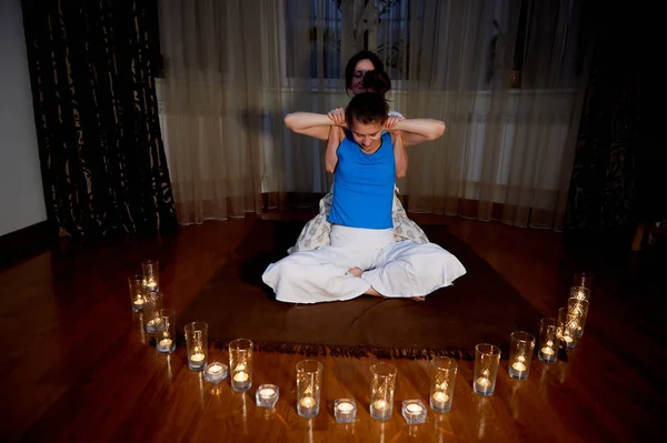 Im Vordergrund Kerzen, im Hintergrund die Massage. Laubholzböden. ein Zustand der Entspannung — Stockfoto