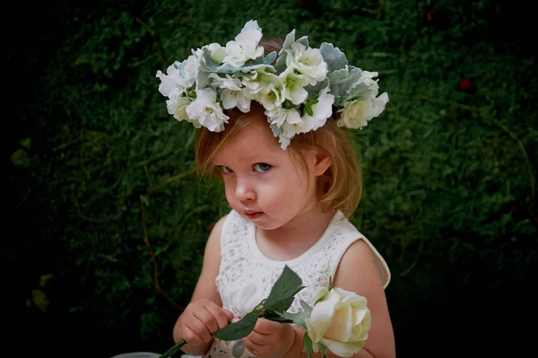 Krásná holčička v věnec na hlavu v zelené a bílé. Party šaty, princezna. — Stock fotografie