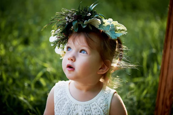 Beautiful little girl in a wreath on the head in green and white. Dress, Princess. — Stock Photo, Image