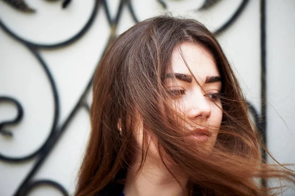 The wind in your hair. Young girl looking at the camera. Long dark  and brown eyes . Lifestyle — Stock Photo, Image