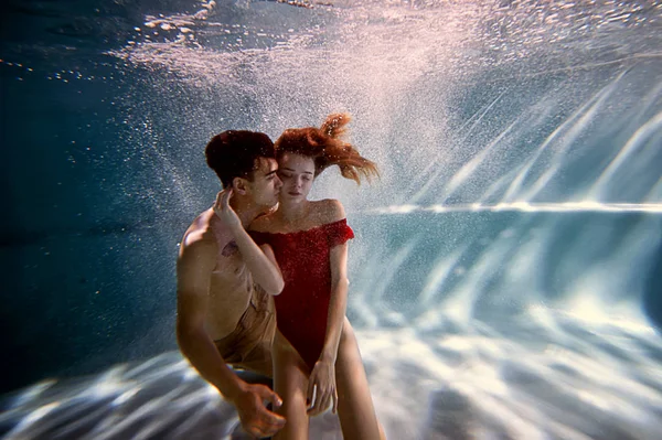 Saf su ile havuzunda sualtı. Kaç sarılma sevgi dolu. Sevgi ve yakınlık hissi. Yumuşak odak — Stok fotoğraf
