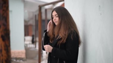 Evet ve gülümseyen bir siyah ceket uzun saçlı kız. Sokakta.