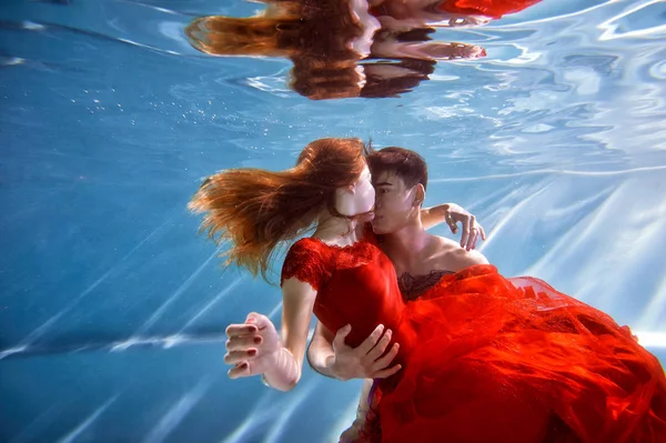 Subaquático na piscina com a água mais pura. Um abraço amoroso. O sentimento de amor e proximidade. Foco suave — Fotografia de Stock