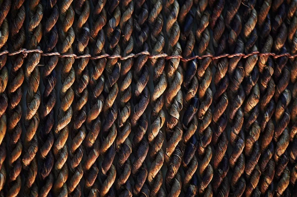 Текстура, темный бамбуковый мат. Скрученные косички. Close — стоковое фото