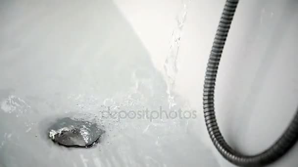 Вода течет в большой белой ванной. Ощущение чистоты и гигиены — стоковое видео