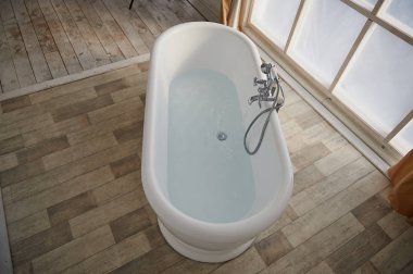 Minimalist banyo iç. Banyo penceresinde parlak odanın ortasında. Üstten Görünüm