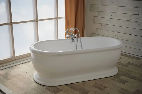 Interior de baño minimalista. Baño en el centro de la habitación luminosa en la ventana — Foto de Stock
