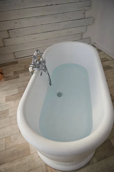 미니 멀 욕실 인테리어입니다. 창 밝은 방 한가운데에 목욕. 위에서 보기 — 스톡 사진