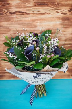 Karanlık asil cal ile buzlu çiçek bir buket. Çiçek