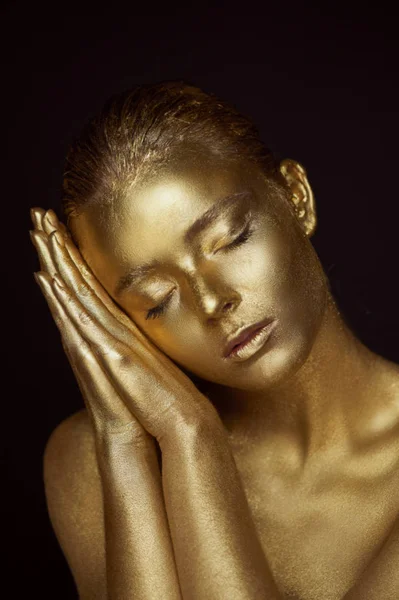 Portrait unearthly Golden girls, hands near the face. Very delicate and feminine. The eyes are closed. — Stock Photo, Image