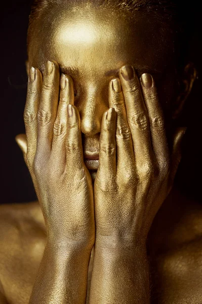 Retrato sobrenatural meninas douradas, mãos perto do rosto. Muito delicado e feminino. Os olhos estão fechados. . — Fotografia de Stock