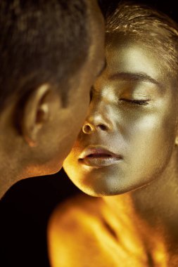 Çift, altın boya ile boyanmış öper. Benzeşme, hayalgücü, tek birim