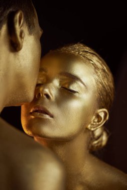 Çift, altın boya ile boyanmış öper. Benzeşme, hayalgücü, tek birim