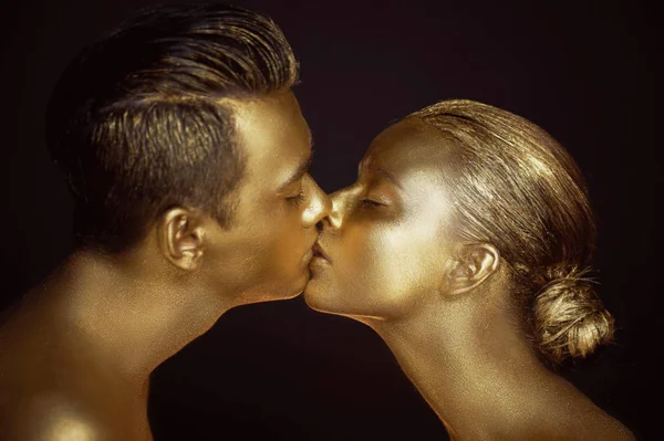 Pareja, pintada con pintura dorada, besos. Afinidad, irrealidad, unidad única — Foto de Stock